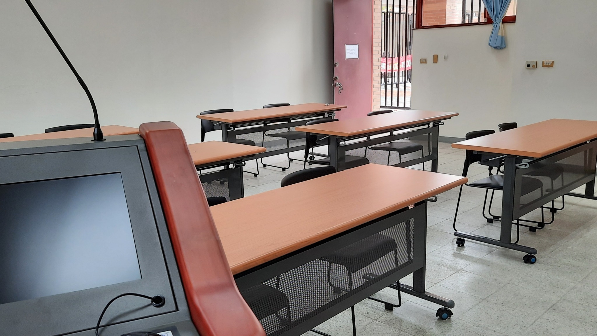 人社一館 D101 一般教室